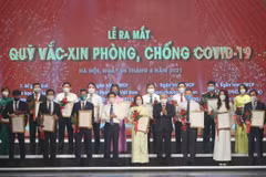 Representatives of businesses donating to the COVID-19 vaccine fund at the launch of the fund (Photo: VietnamPlus)
