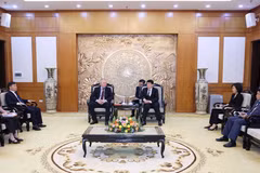 Politburo member and permanent member of the Party Central Committee’s Secretariat Luong Cuong on July 26 receives Vice Chairman of the Communist Party of the Russian Federation (KPRF) Leonid Kalashnikov. (Photo: VNA)