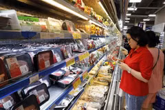 Shoppers at a supermarket in Hanoi (Photo: VNA)
