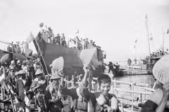 The people of the North welcome officials, soldiers and residents from the South at Sam Son wharf in the central province of Thanh Hoa according to the Geneva Agreement on September 25, 1954. (File photo: VNA)