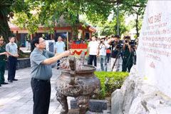 PM Pham Minh Chinh offers incense in tribute to President Ho Chi Minh and fallen heroes in Dai Tu district of Thai Nguyen province. (Photo: VNA)