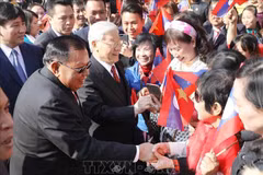 Party General Secretary Nguyen Phu Trong andP arty General Secretary and President of Laos Bounnhang Vorachith meet Hanoi citizens (Photo: VNA)