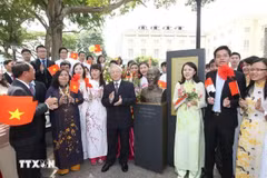 General Secretary Nguyen Phu Trong and delegates sing a song about President Ho Chi Minh at the flower offering ceremony at the President Ho Chi Minh Monument on the grounds of the Asian Civilizations Museum in Singapore on September 12, 2012 (Photo: VNA)