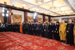 Delegations from the Ho Chi Minh City Party Committee, People’s Council, People’s Committee, Fatherland Front, and people from all walks of life observe a minute of silence to commemorate Party General Secretary Nguyen Phu Trong. (Photo: VNA)