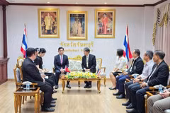 At a working session between Vietnamese Ambassador Pham Viet Hung and Governor of Chanthaburi province Monsit Phaisanthanawat. (Photo: VNA)