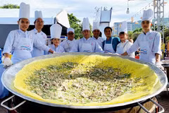 A giant "banh xeo" (Vietnamese fried pancake). Illustrative image (Photo: VNA)