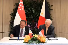 Singaporean Defence Minister Ng Eng Hen (right) and Philippine Secretary of National Defense Gilberto Teodoro Jr. signing the memorandum of understanding on July 24. (Photo: MINDEF) 