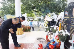 At the incense-offering ceremony (Photo: VNA)