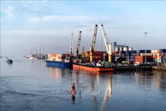 Goods exporting through Binh Duong port, Binh Thang ward, Di An town, Binh Duong province (Photo: VNA)