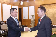 Head of the Party Central Committee’s Commission for External Relations Le Hoai Trung (R) and deputy head of the LPRP Central Committee's Commission for External Relations Valaxay Lengsavad (Photo: VNA)