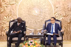 Head of the Commission for External Relations Le Hoai Trung (R) and Secretary General of the National Council of CNDD-FDD Révérien Ndikuriyo (Photo: VNA)