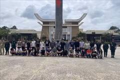 Border guards of the Moc Bai International Border Gate Post have coordinated with the police of Tay Ninh, Dak Lak, An Giang, Bac Lieu, and Thanh Hoa provinces to receive 39 Vietnamese citizens from Cambodian authorities. (Photo: VNA)