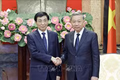 President To Lam (R) and Chairman of the National Committee of the Chinese People's Political Consultative Conference Wang Huning (Photo: VNA)