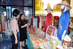 Visitors at a booth introducing Vietnamese products (Photo: VNA)