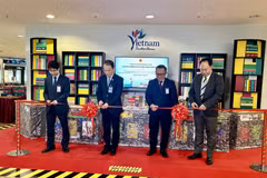 Delegates cut the ribbon to inaugurate the Vietnamese tourism space in Brunei. (Source: VNA)