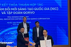 The exchange ceremony of the Memorandum of Understanding on cooperation between the NIC and Qorvo. (Photo: VietnamPlus)