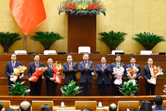 Party General Secretary To Lam (C), Prime Minister Pham Minh Chinh (4th from right) and NA Chairman Tran Thanh Man (4th from left) congratulate the newly-appointed ministers and justices of the Supreme People's Court. (Photo: VNA)