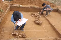 Archaeologists from Vietnam National Museum of History and National Museum of Korea work at the site in 2012. (Photo: Vietnam National Museum of History)