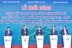 Prime Minister Pham Minh Chinh and representatives from ministries, agencies and localities press the button to kick off construction on the Quang Ngai - Hoai Nhon section of the eastern North-South expressway. (Photo: VietnamPlus)
