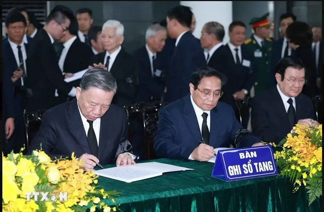 Politburo member and State President To Lam (left), and Politburo member and Prime Minister Pham Minh Chinh (centre) write in the book of condolences. (Photo: VNA) Funeral.jpg