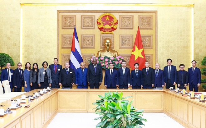 PM Pham Minh Chinh (8th from right), President of the National Assembly of People's Power of Cuba Esteban Lazo Hernandez (9th from right), and officials of the two countries pose for a group photo at the meeting in Hanoi on July 24. (Photo: VNA) vietnamese-pm-welcomes-parliamentary-leader-of-cuba.jpg