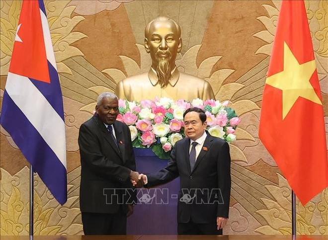 National Assembly Chairman Tran Thanh Man (right) and President of the National Assembly of People's Power of Cuba Esteban Lazo Hernandez. (Photo: VNA) NA.jpg