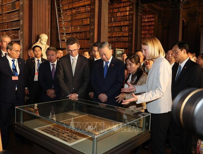 General Secretary of the Communist Party of Vietnam Central Committee and State President To Lam visits the Old Library. (Photo: VNA) hình_ảnh (4).jpg