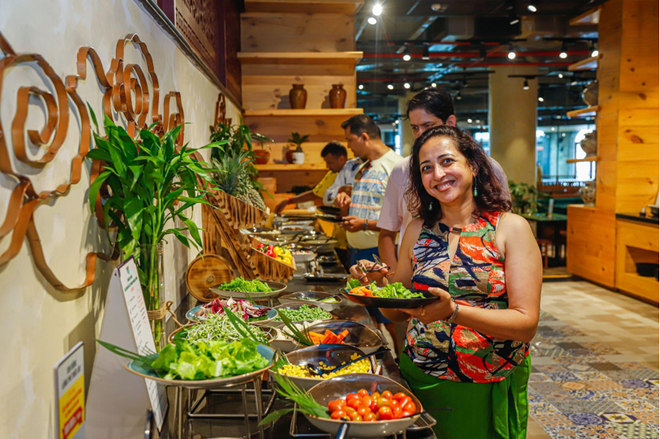 Indian tourists are not only amazed by the iconic structures at Ba Na Hills but are also highly satisfied with services provided there. (Photo: Sun Group) Ba Na2.PNG