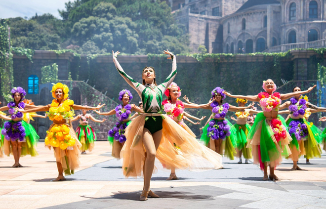 A highlight show in Ba Na this year - Fairy Blossom with a magical theme. (Photo: Sun Group) Ba na4.PNG