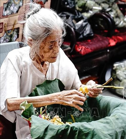 Mrs. Nguyen Thi Dan, a hundred-year-old lotus tea artisan in Quang Ba, Tay Ho, Hanoi. (Photo: VNA) Sen2.jpg