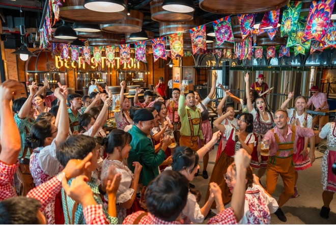 The festival atmosphere at Ba Na Hills is also found in delicious German beers. (Photo: Sun Group) Ba na5.PNG