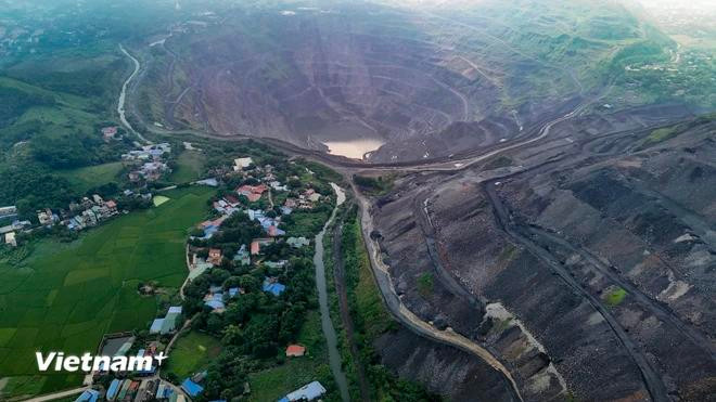 The disposal site of the Khanh Hoa coal mine in Thai Nguyen province is located next to a residential area. (Photo: VietnamPlus) mine2.webp