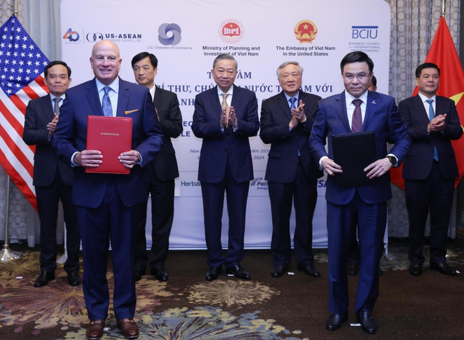 Party General Secretary and President To Lam witnesses the exchange of the MoU between Petrovietnam and GE Digital International LLC. (Photo: Petrotimes) petro.jpg