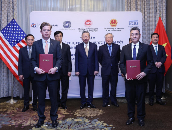 Party General Secretary adn President To Lam witnesses the exchange of MoU between PTSC and Excelerate Energy. (Photo: Petrotimes) pet.jpg