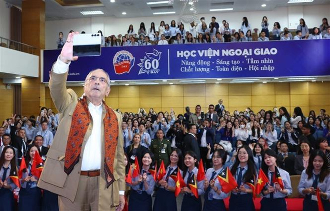 Timor-Leste President Jose Ramos-Horta engages in an exchange programme with students of the Diplomatic Academy of Vietnam in Hanoi on August 2. (Photo: VNA) timor1.jpg