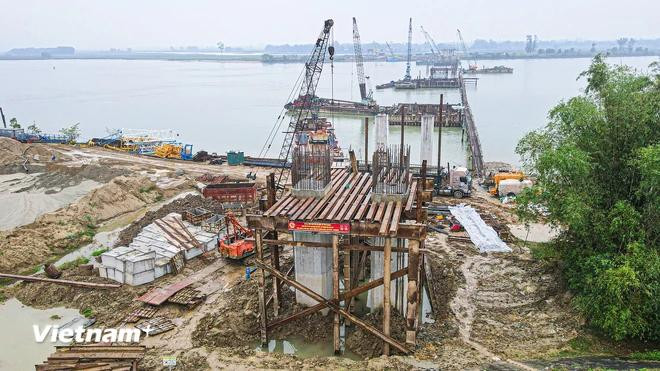Work underway on a bridge on North-South expressway project, Eastern phase 2021-2025 (Photo: VietnamPlus) expressway 3.webp