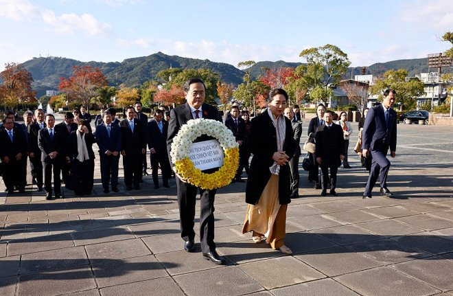 NA Chairman Tran Thanh Man laid a wreath .jpg
