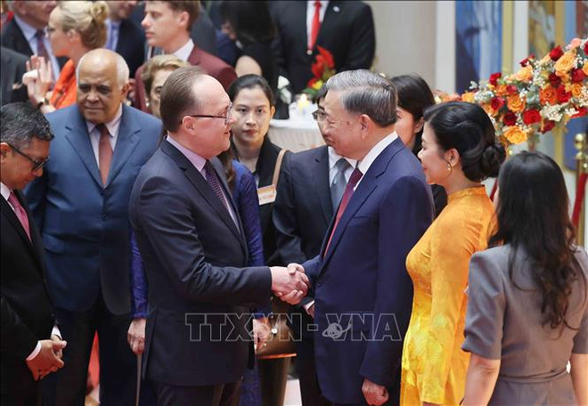 Party General Secretary and President To Lam and his spouse welcome ambassadors, chargés d'affaires, and heads of international organisations in Hanoi (Photo: VNA) national day.jpg