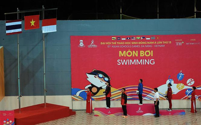 Vietnamese swimmer Nguyen Thuy Hien wins a gold medal at the women's 200m freestyle event at the 13th ASEAN School Games (Photo: VNA) vna_potal_dai_hoi_the_thao_hoc_sinh_dong_nam_a_doi_boi_viet_nam_doat_4_huy_chuong_vang_trong_ngay_thi_thu_hai_7413048.jpg