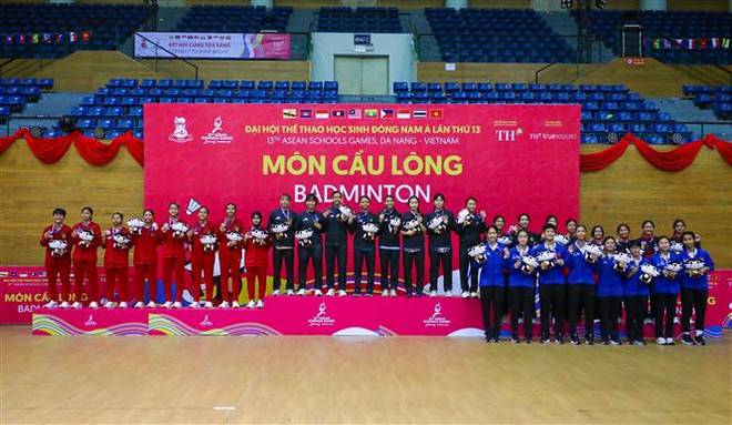 At the award ceremony of women’s badminton team event (Photo: VNA) vna_potal_dai_hoi_the_thao_hoc_sinh_dong_nam_a_lan_thu_13_cau_long_viet_nam_doat_huy_chuong_vang_dau_tien__7412960.jpg