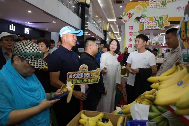 This is the first time Vietnam has organised a fruit promotion event in Beijing. (Photo: VietnamPlus) quangba.webp