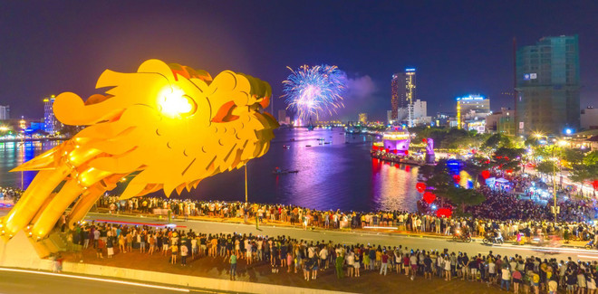 Da Nang attracts 1.5 million visitors during the one-month DIFF 2024. rong.jpg
