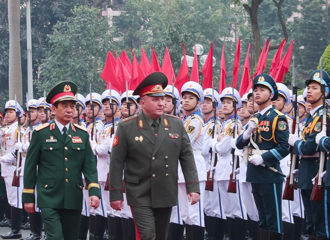 Minister of National Defence Phan Van Giang (left) and his Belarussian counterpart Viktor Gennadievich Khrenin review the guard of honour during the welcoming ceremony in Hanoi on December 17. (Photo: VNA) Phan Van Giang.jpg