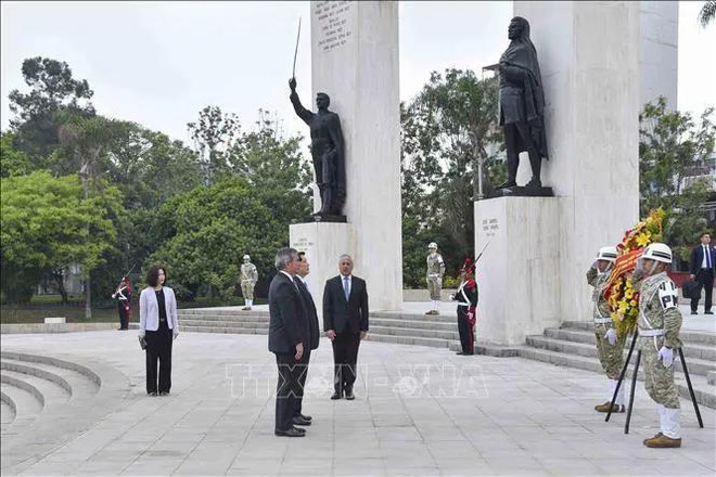 State President Luong Cuong and the high-ranking Vietnamese delegation lay a wreath at the monument dedicated to Peru's heroes in the Heroes of Independence Park in Lima. (Photo: VNA) hình_ảnh (6).webp