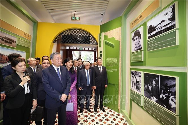 General Secretary and State President Lam and his entourage visit the relic site of the headquarters of the Vietnamese Revolutionary Youth League at No. 13 (now No. 248 – 250) on Wen Ming street, Guangzhou city. (Photo: VNA) hình_ảnh (18).jpg