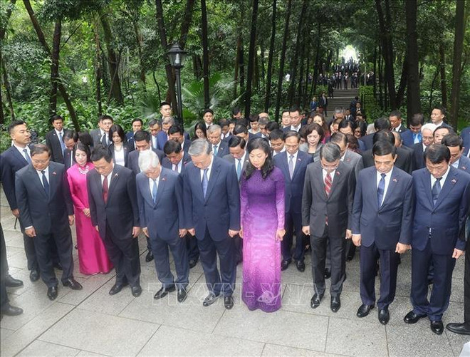Party General Secretary and State President To Lam, his spouse and a high-ranking delegation of Vietnam pay tribute to martyr Pham Hong Thai at his grave in the Huang Hua Gang Memorial Park. (Photo: VNA) hình_ảnh (19).jpg