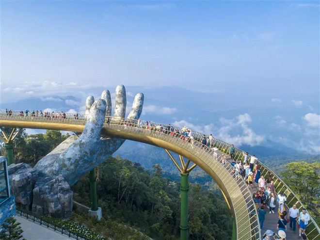 The Golden Bridge is considered one of the most photographed places in Da Nang. (Photo: Daniel Kordan/Daily Mail) Golden_Bridge-xanh.webp