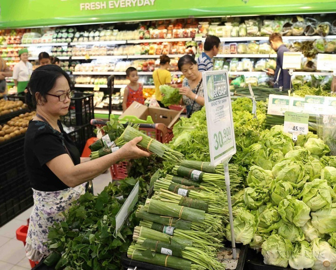 BigC supermarket chain has coordinated with goods suppliers to package goods with environmentally friendly materials to respond to the "anti-plastic waste" movement launched by the Prime Minister. (Photo: VNA) vna_potal_ngay_quoc_te_khong_su_dung_tui_nylon_37_giam_su_dung_tui_nylon_gop_phan_vao_bao_ve_moi_truong_7459344.jpg