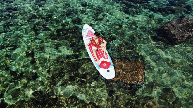 A tourist is admiring the beauty of Phu Quoc Island along with a kayak. (Sun Group) A tourist.jpg