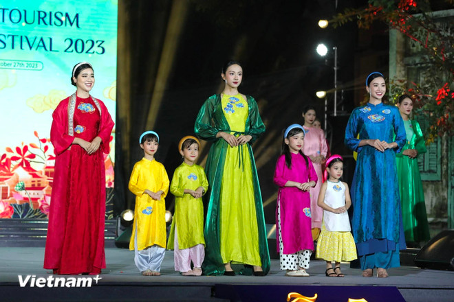 An Ao Dai show within the framework of Hanoi's tourism festival (Photo: VietnamPlus) lehoidudich.webp